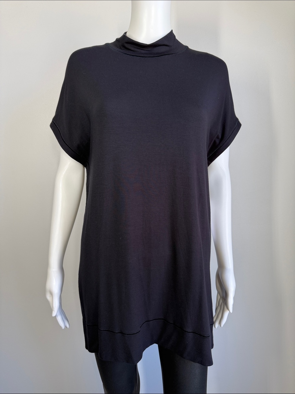 Athleta Weekender Tunic in Black - Size M